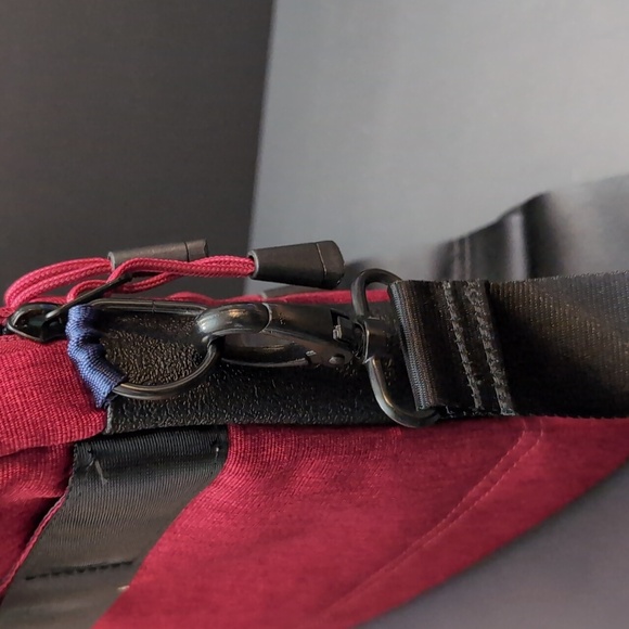 Targus Groove X Red Slip-Case Mac-book Case with Strap. - Picture 6 of 11